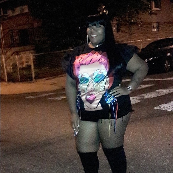 Plus Ruffle Sleeve Graffic Tee - Picture 4 of 4